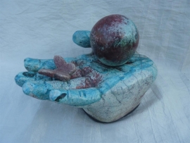 Raku bol en vlinder in hand 3