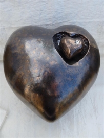 Urn hart bronskleur met los hartje. U 157