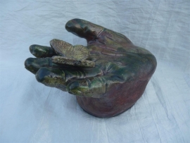 Raku vlinder in hand 6