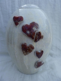 Urn kristalwit met rode harten. U 154