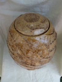 Urn met reliëf sienna bruin. U 128