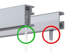 Onze rail is plafondaansluitend en door de profielbewerking ziet u de metalen rand van de ophangkoorden niet.