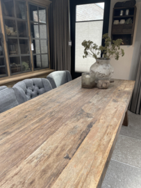 Robuuste eettafel "Levv" van oud hout met A poot