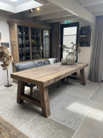 Robuuste eettafel "Levv" van oud hout met A poot