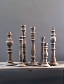 Stoere vergrijsd houten kandelaren van Luksa Home