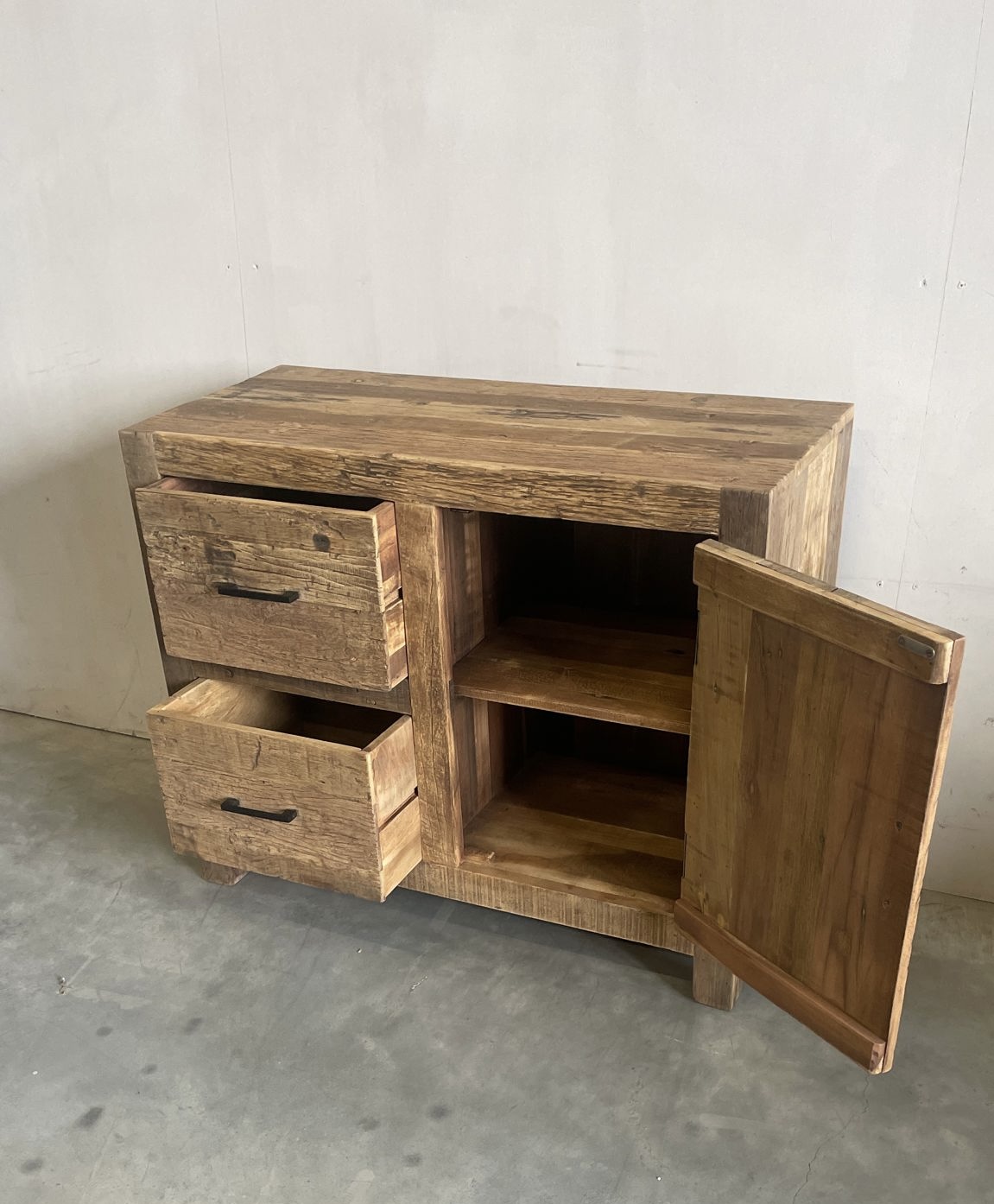 Stoer kastje van oud hout