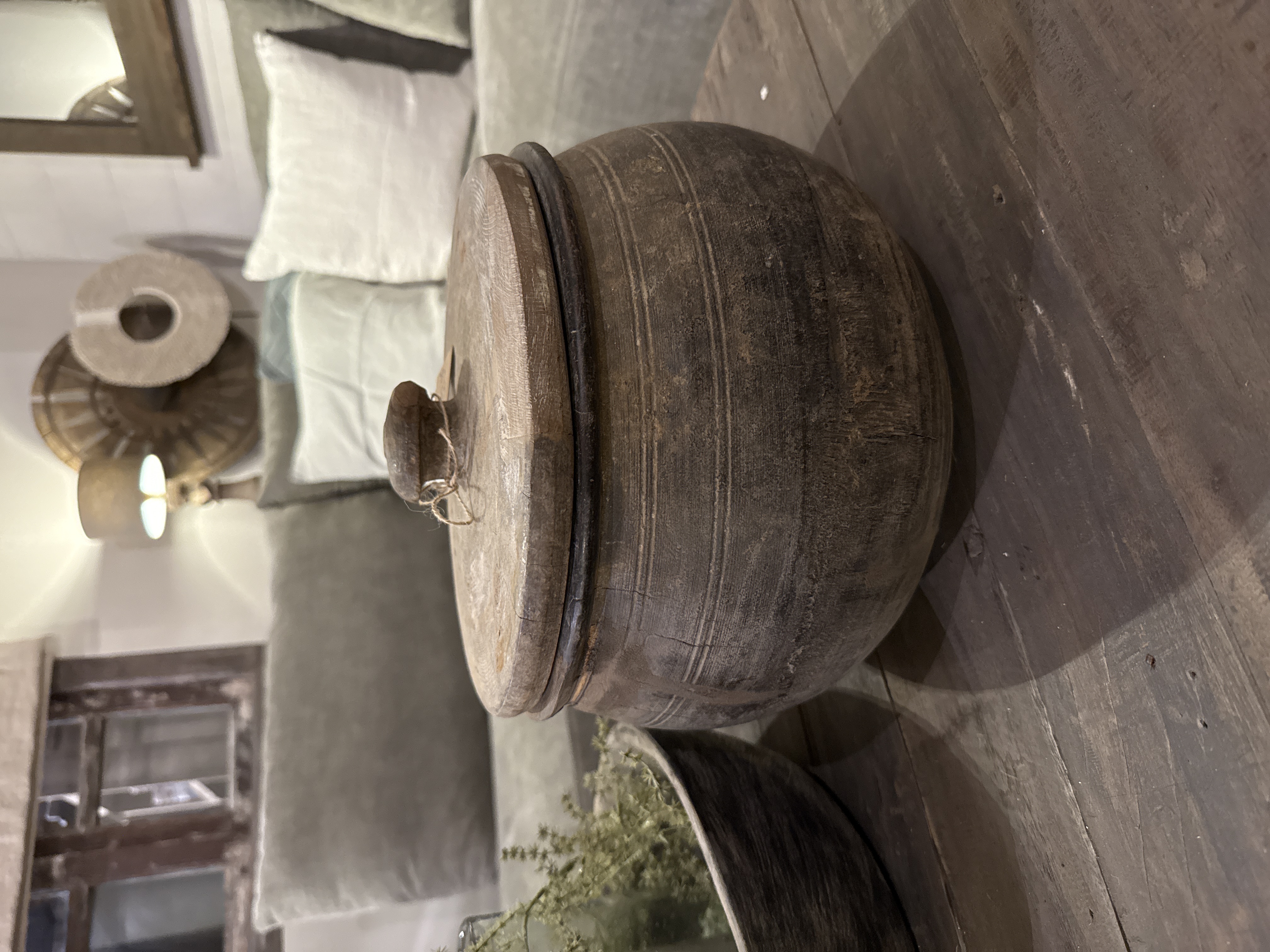 Stoere oude pot met deksel