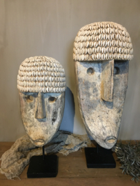 Mooi houten masker met schelpen op voet groot