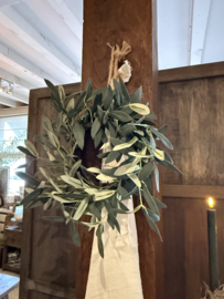 Mooie krans van olijftakken