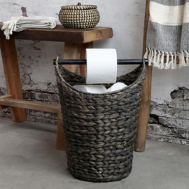 Leuke donkere rieten mand toilet