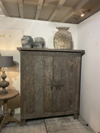 Stoere dichte kast oud hout met schuifsluiting "Dana"