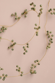 Leuke slinger met groene houten kralen