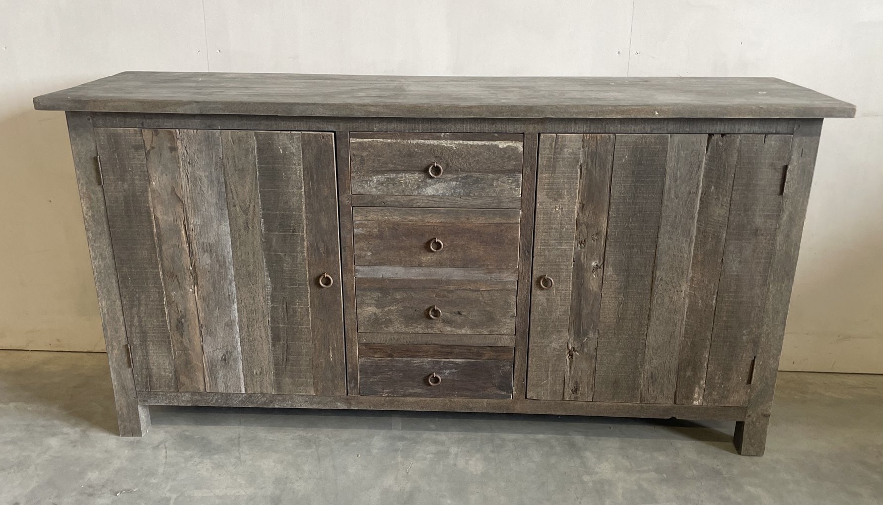 Landelijk robuust dressoir vergrijsd hout
