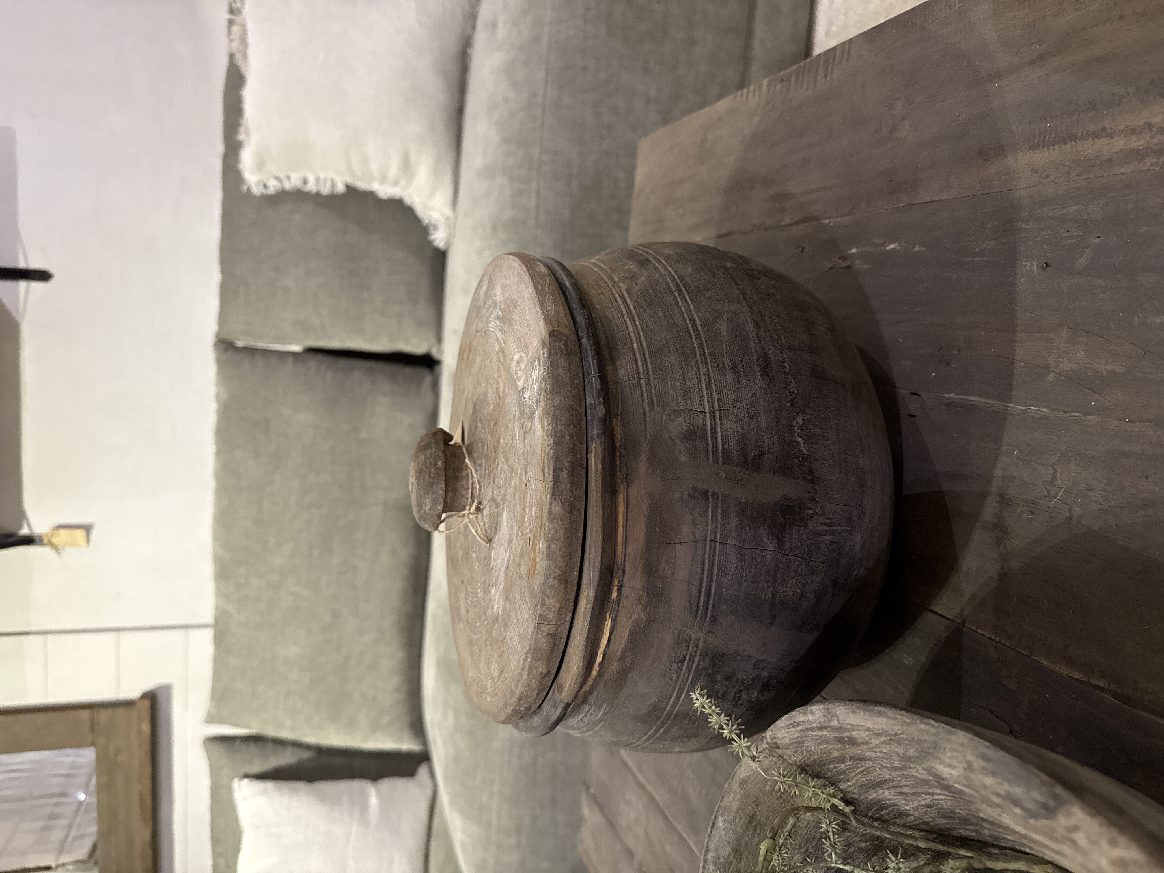 Stoere oude pot met deksel