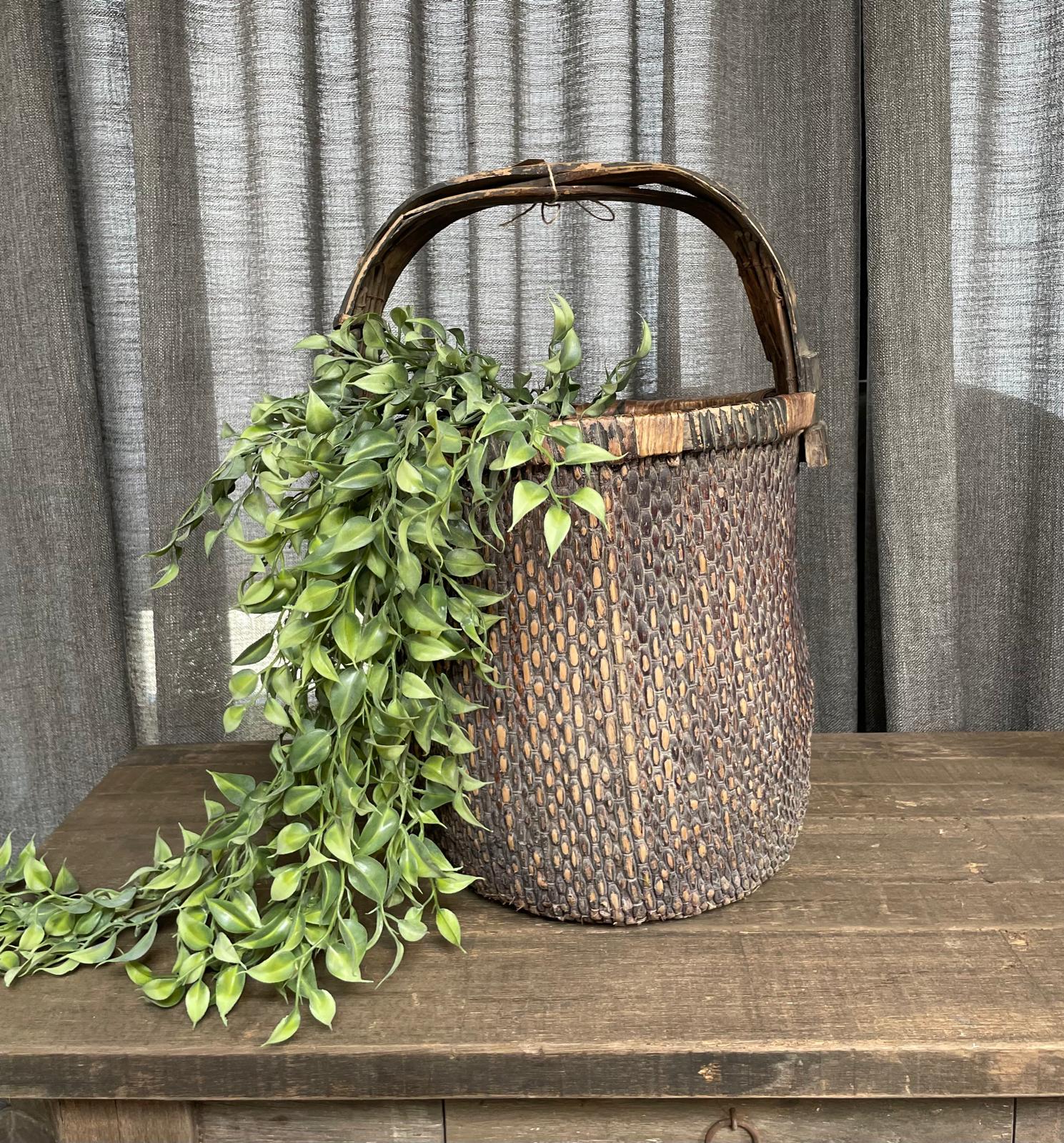 Stoere oude unieke mand met hengsel