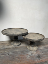 Stoere vergrijsde plateau op voet - groot