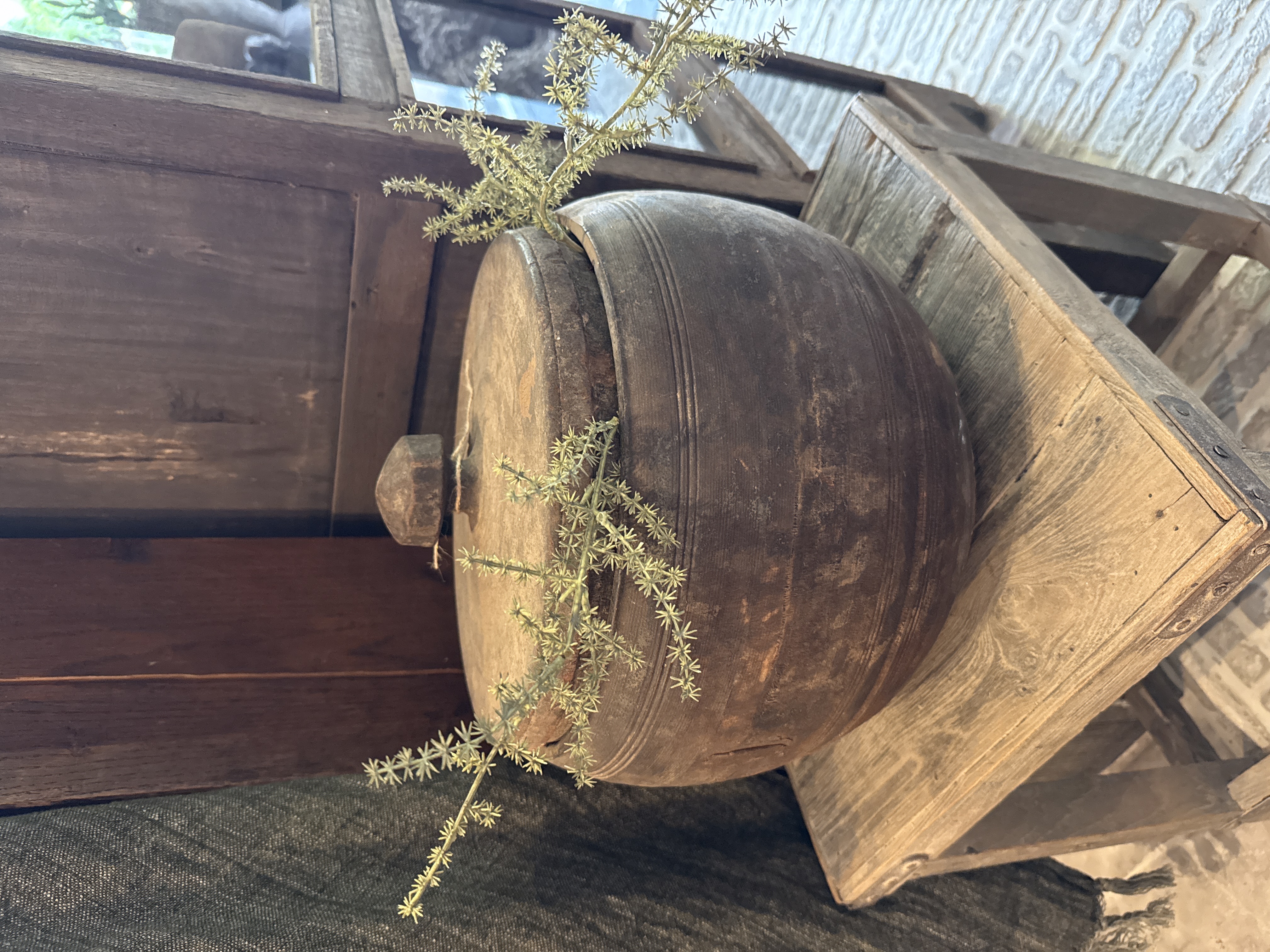 Stoere oude pot met deksel