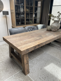 Robuuste eettafel "Levv" van oud hout met A poot