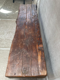 Stoer bankje van oud hout met dik blad