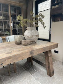 Robuuste eettafel "Levv" van oud hout met A poot