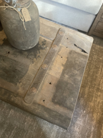 Stoere salontafel oud hout met stalen frame