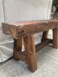 Stoer bankje van oud hout met dik blad