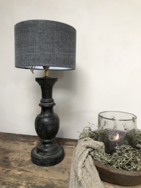 Stoer zwarte tafellamp van oud hout