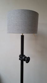 Stoere zwart metalen vloerlamp