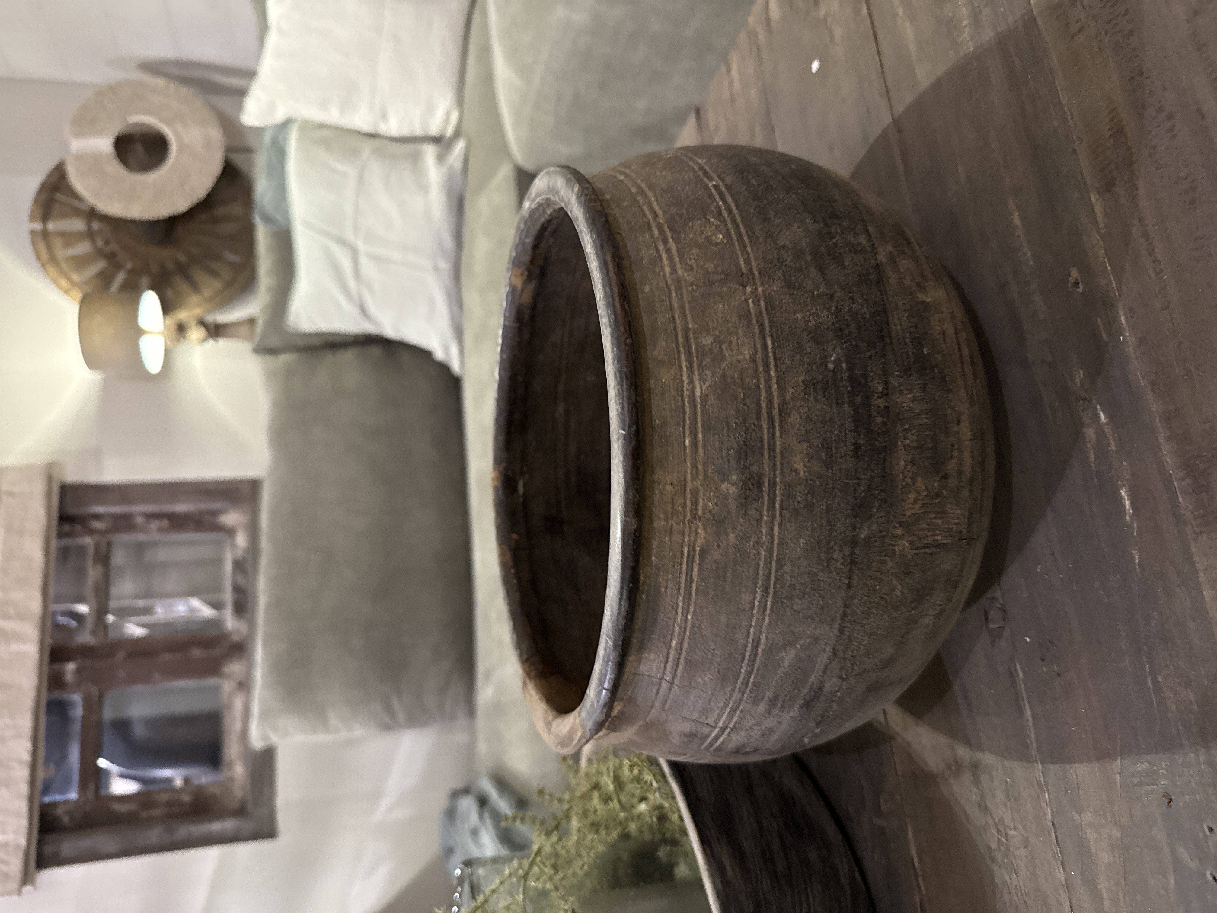 Stoere oude pot met deksel