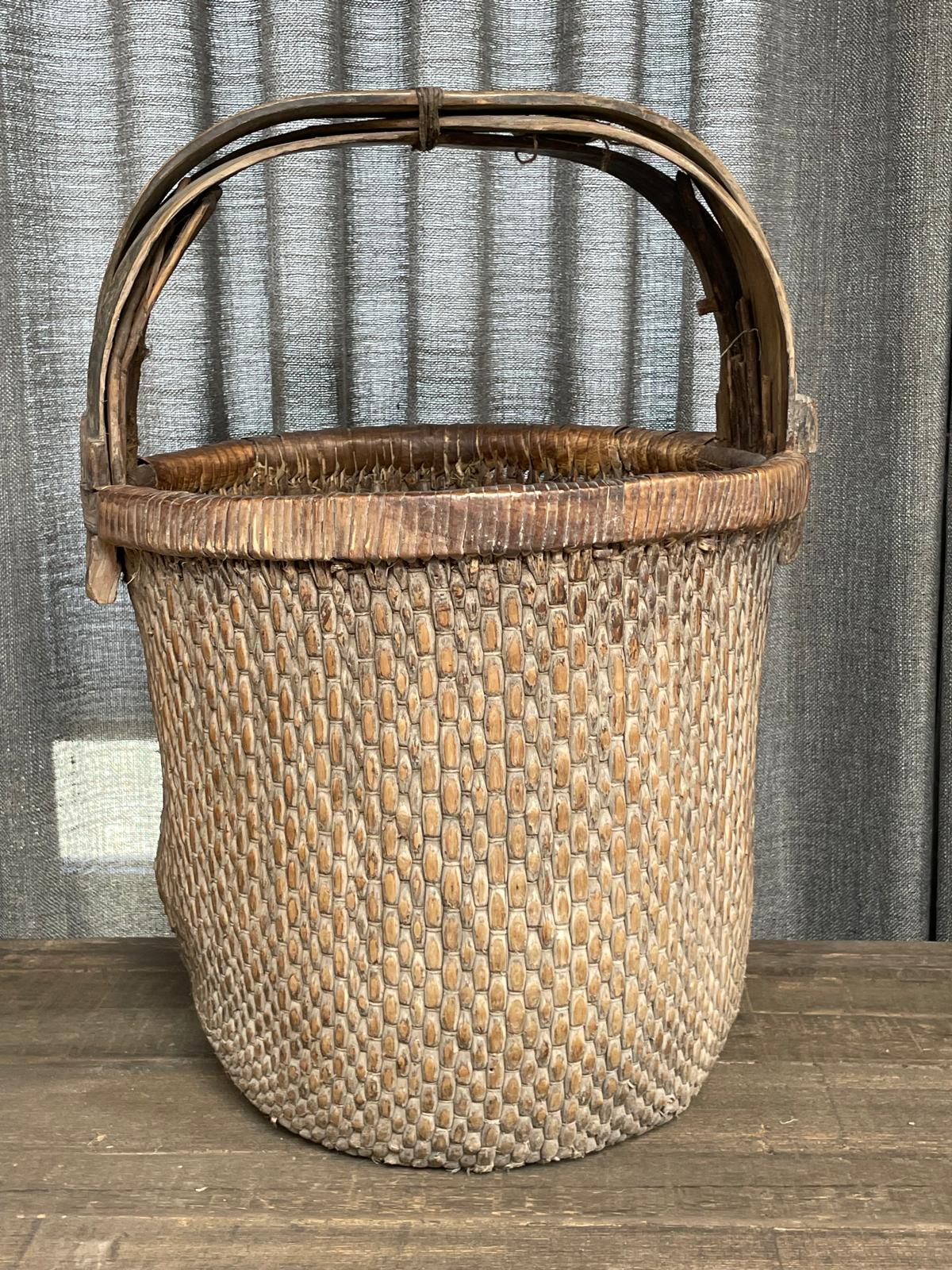 Stoere oude unieke mand met hengsel