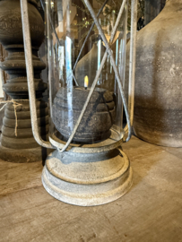 Stoer vergrijsd metalen windlicht