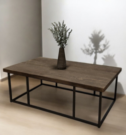 Stoere salontafel van oud hout met stalen onderstel "Jens"