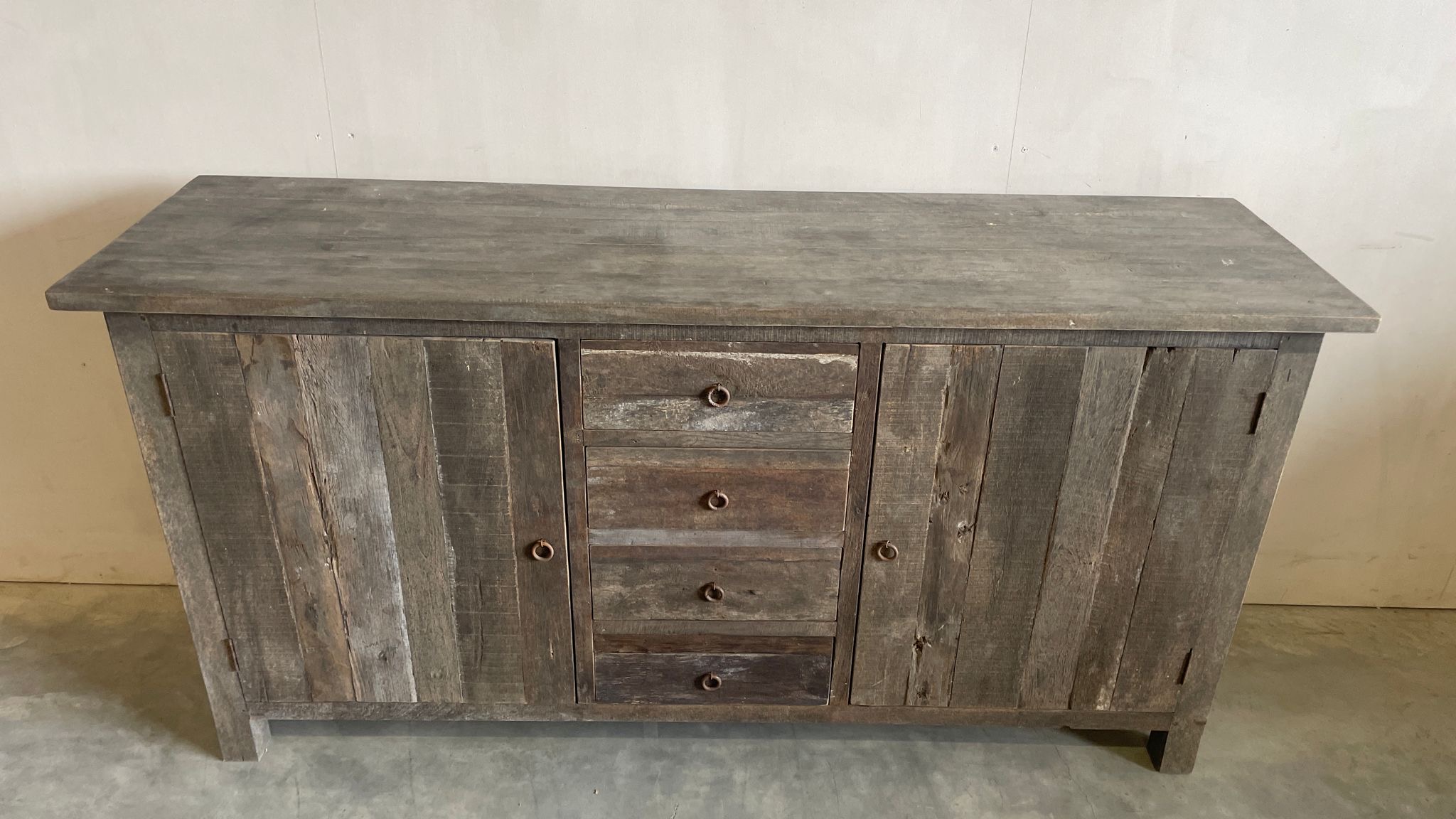 Landelijk robuust dressoir vergrijsd hout