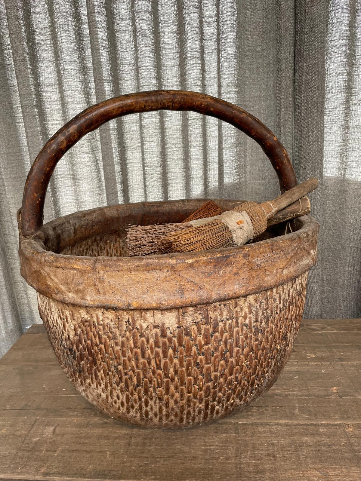 Stoere oude unieke mand met hengsel
