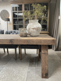 Robuuste eettafel "Levv" van oud hout met A poot