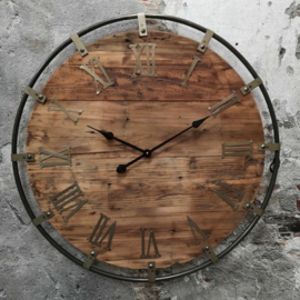 Stoere klok van oud hout en metaal