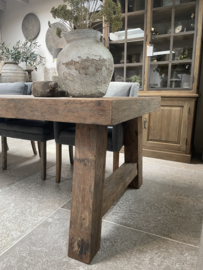 Robuuste eettafel "Levv" van oud hout met A poot