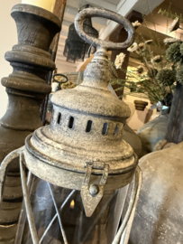 Stoer vergrijsd metalen windlicht