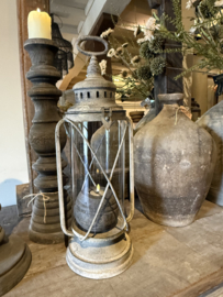 Stoer vergrijsd metalen windlicht