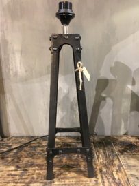 Stoere zwarte metalen tafellampen