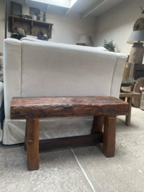 Stoer bankje van oud hout met dik blad