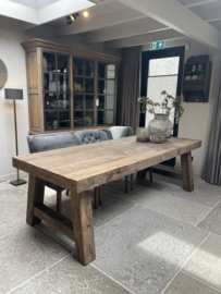 Robuuste eettafel "Levv" van oud hout met A poot