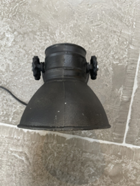 Stoere wandlamp spot oud zwart