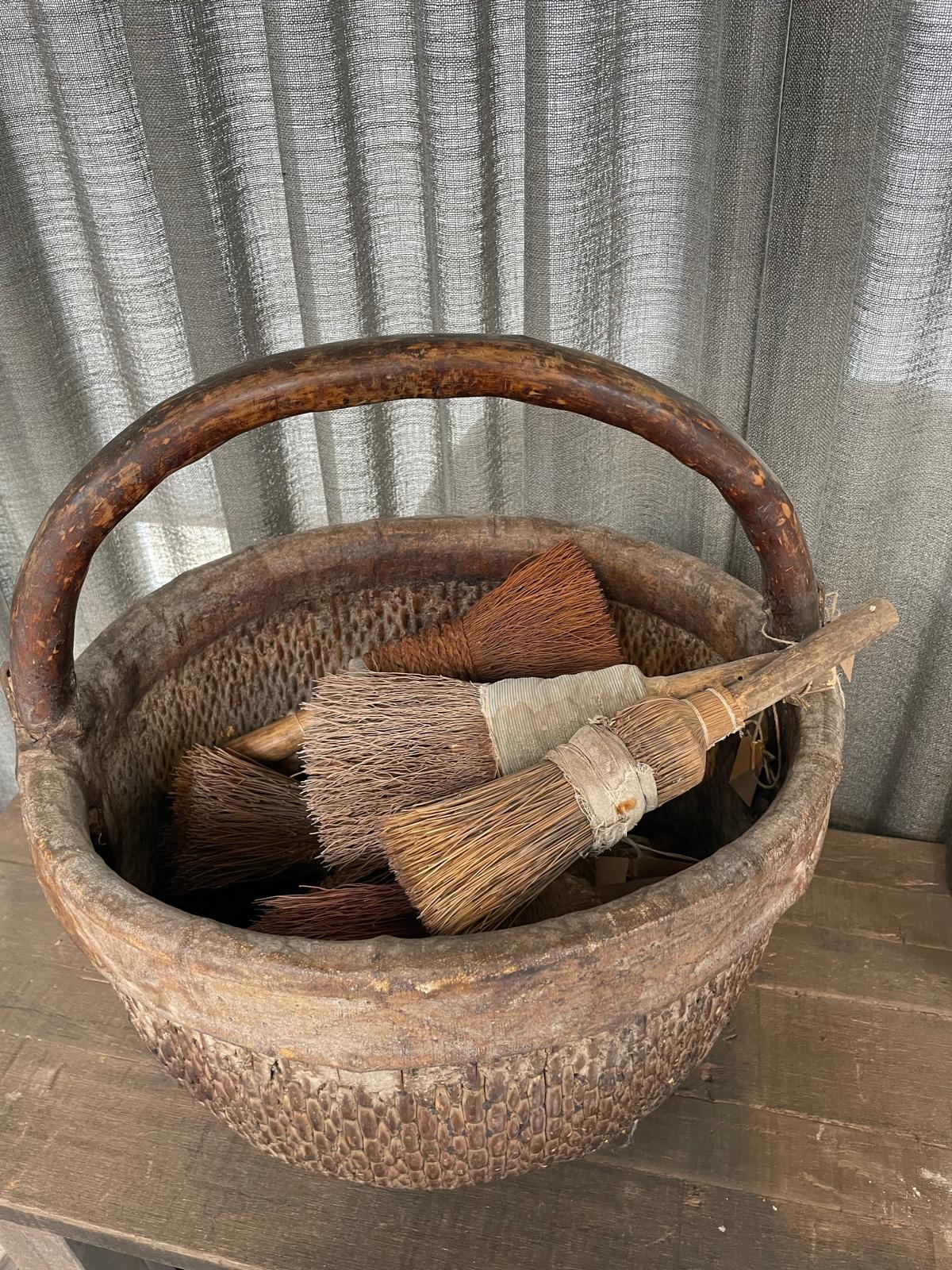 Stoere oude unieke mand met hengsel