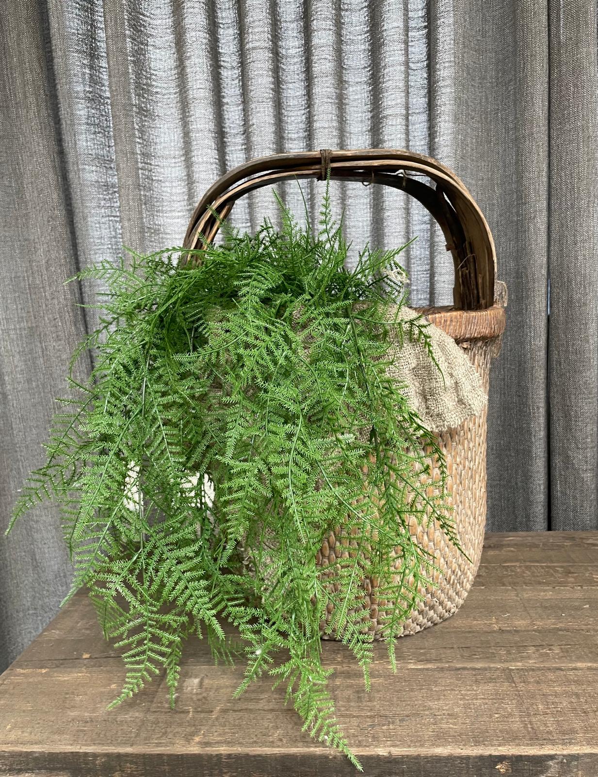 Stoere oude unieke mand met hengsel