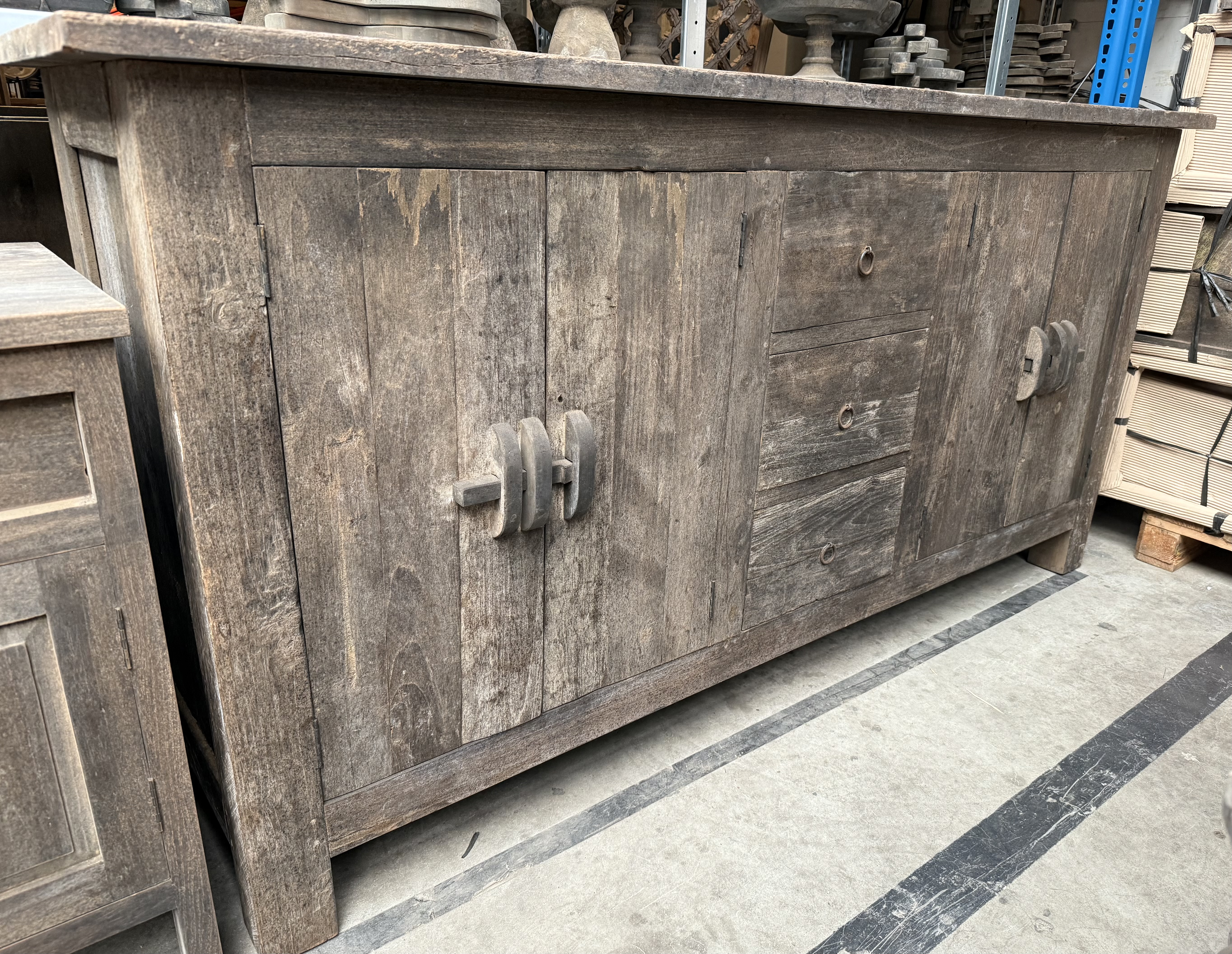 Landelijk robuust dressoir vergrijsd hout