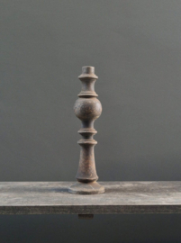 Stoere vergrijsd houten kandelaren van Luksa Home