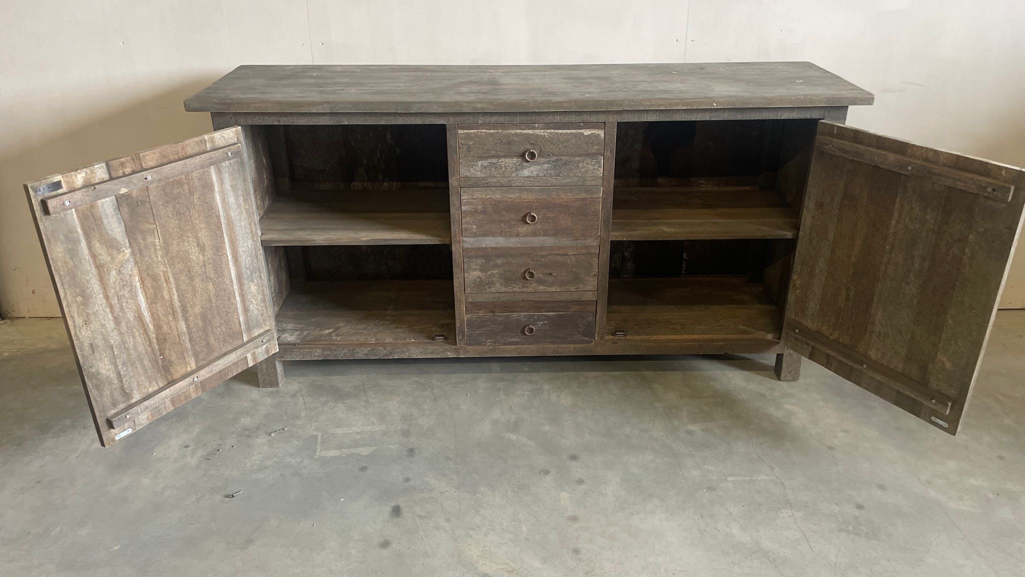 Landelijk robuust dressoir vergrijsd hout