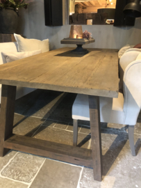 Stoere eettafel "Reno" van oud hout met A poot