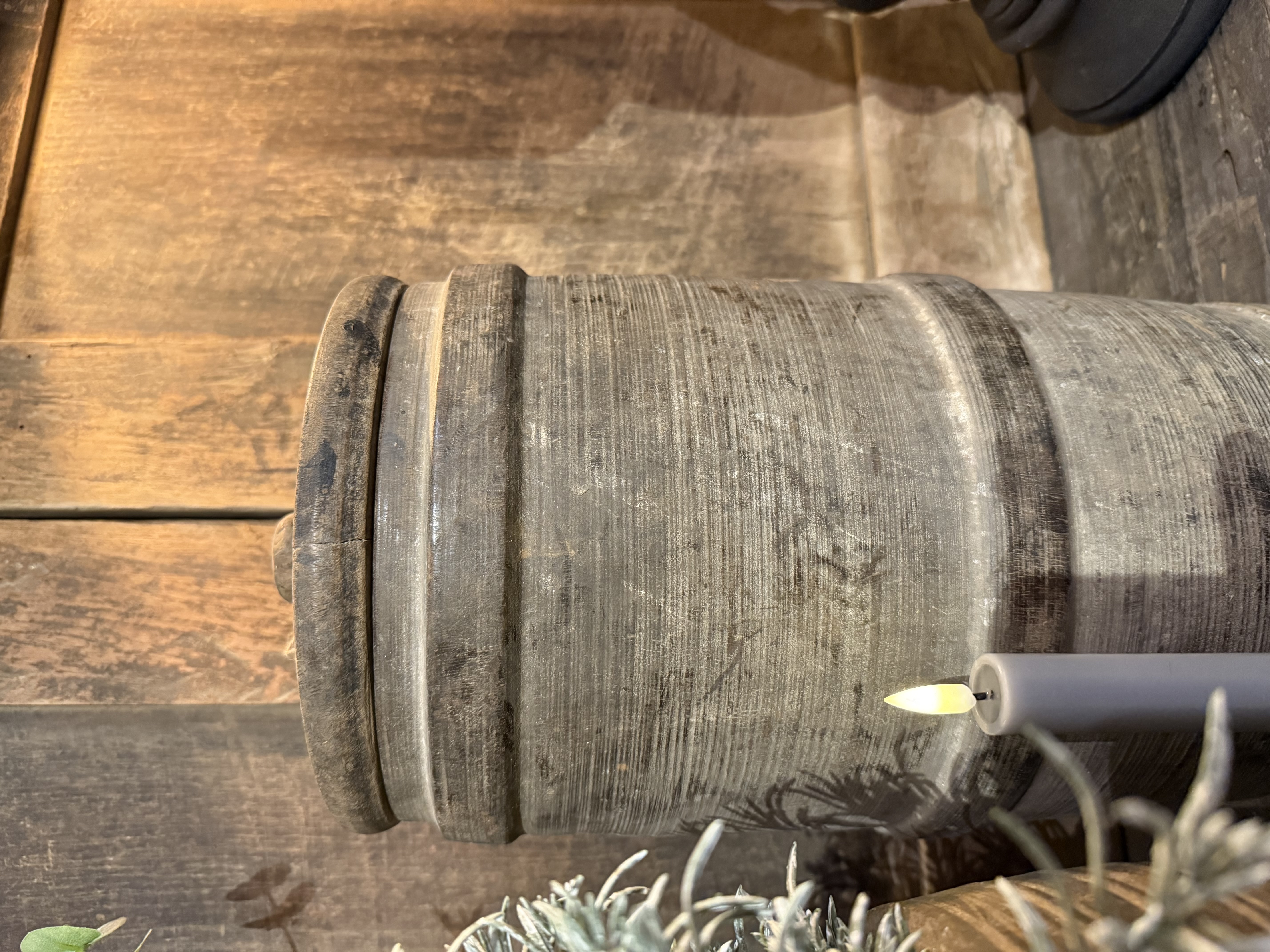 Stoere oude hoge pot met deksel